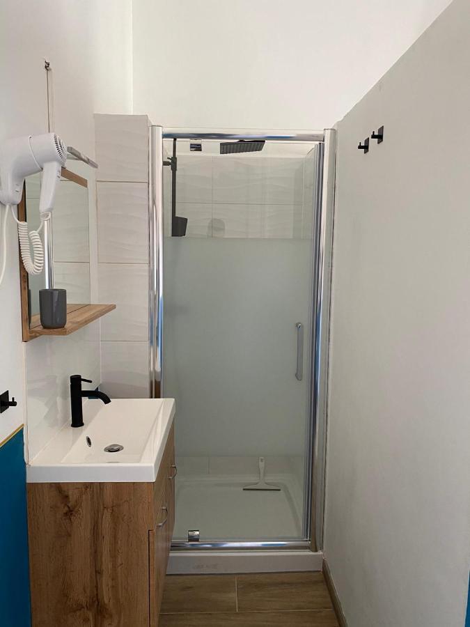 Capstay Roubaix Lille Private Shower & Netflix ภายนอก รูปภาพ