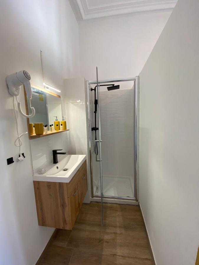 Capstay Roubaix Lille Private Shower & Netflix ภายนอก รูปภาพ